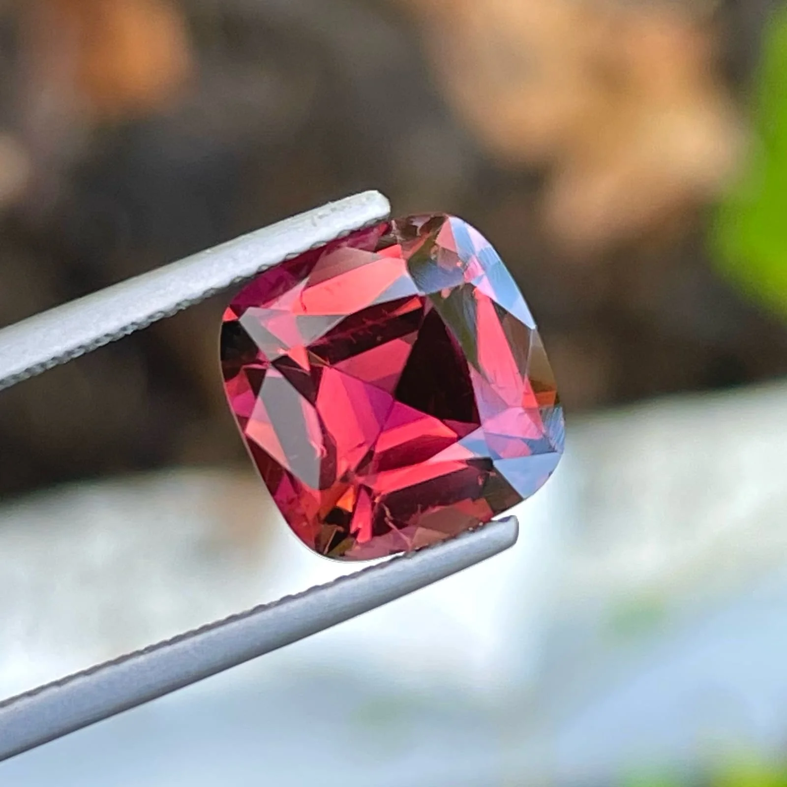 Eleganz umarmen: Edelsteinschmuck für Glamour im Alltag