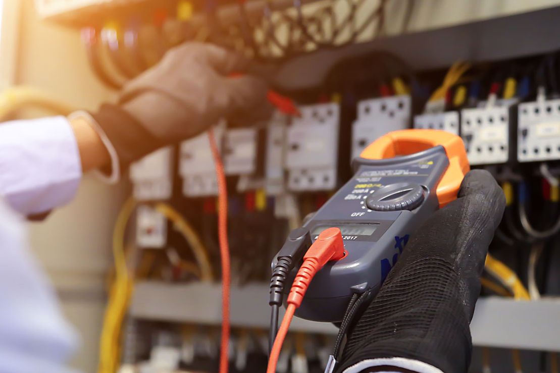Prüfung ortsveränderlicher elektrischer Betriebsmittel: Warum sie für Unternehmen unerlässlich ist