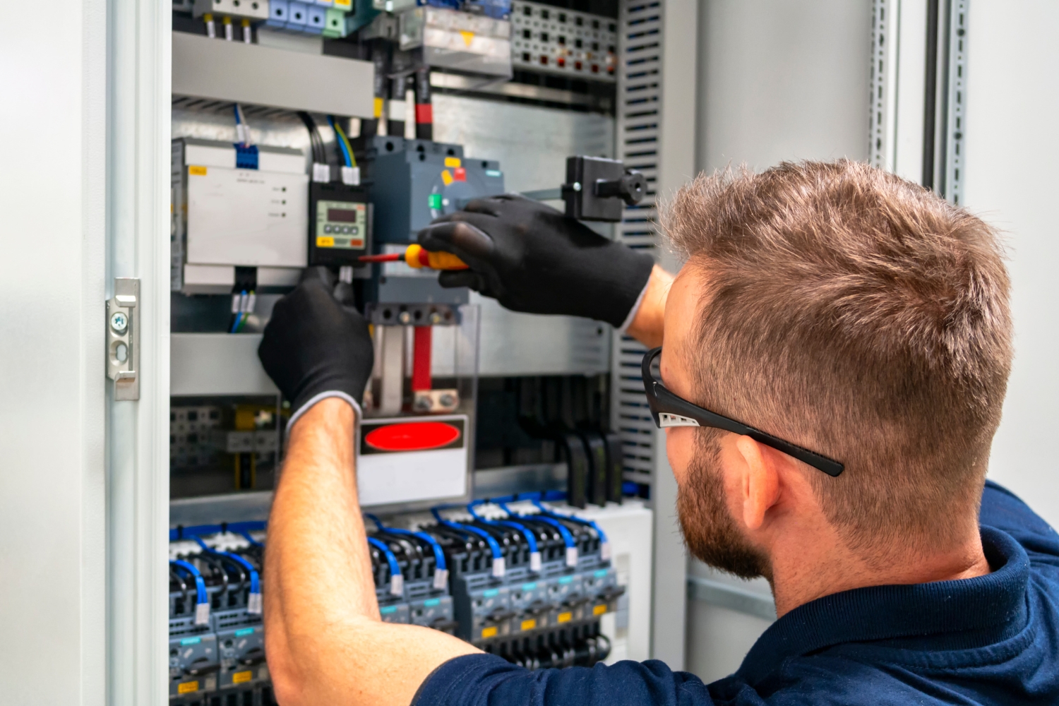 VDE Prüfung gemäß DGUV V3: Anforderungen an elektrische Betriebsmittel