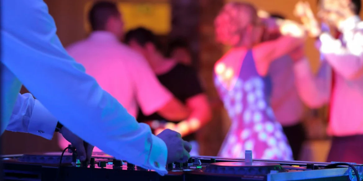 Der ultimative Leitfaden zur Buchung eines Hochzeits-DJs: Alles, was Sie wissen müssen