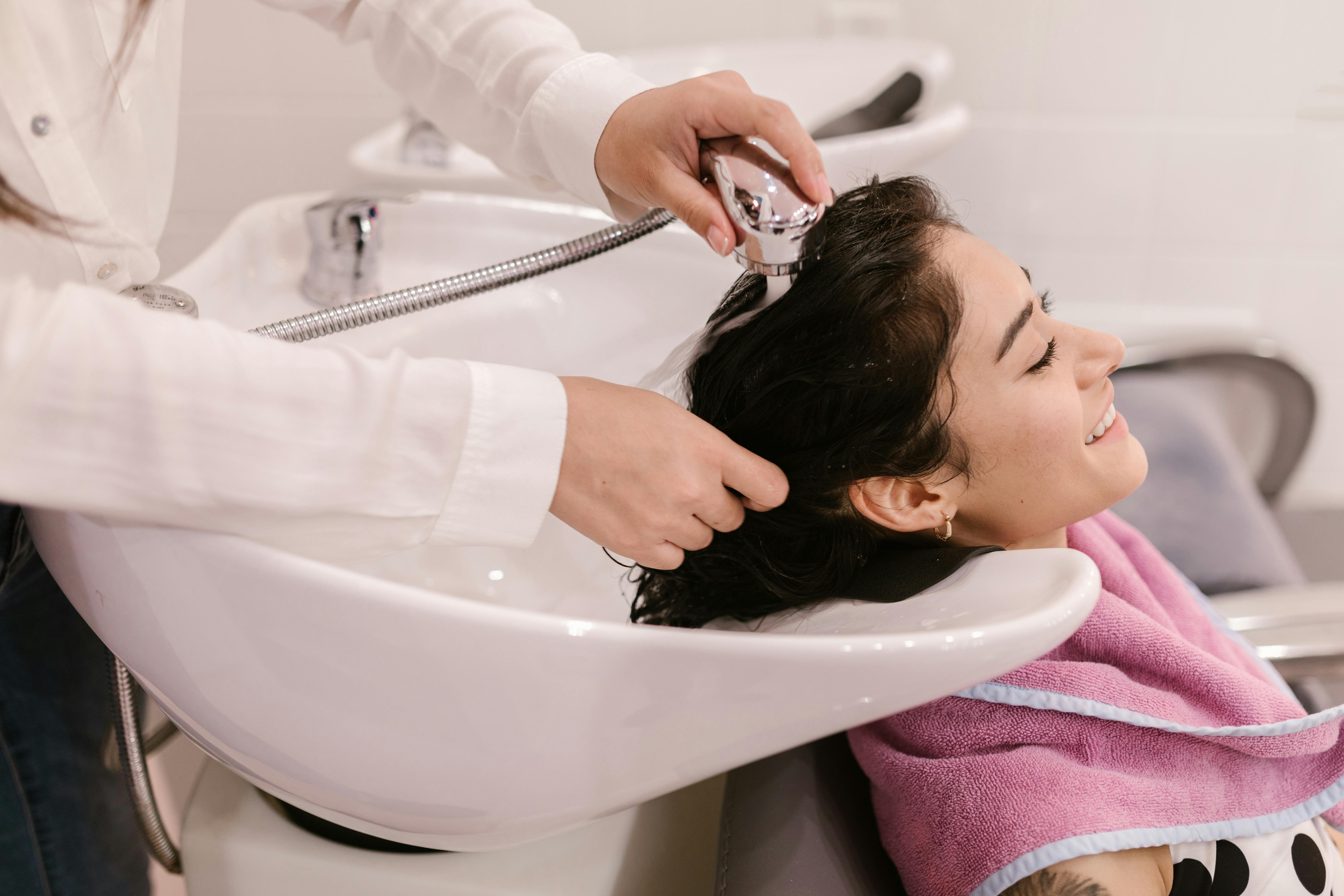 So gestalten Sie Friseurwaschplätze für maximalen Kundenkomfort