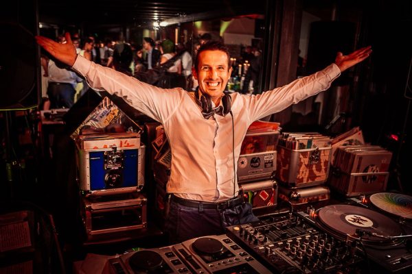 Sagen Sie „Ja“ zu unserem Hochzeits-DJ-Erlebnis