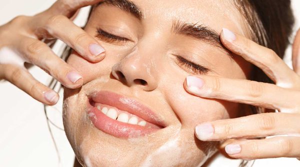 Die Macht der Gesichtscreme: Jugendlicher Charme entfesseln