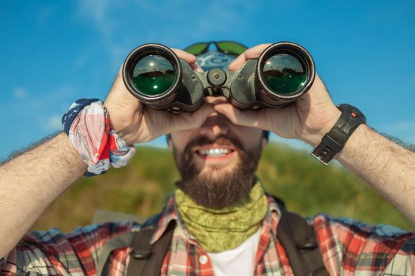 Ein Doppelfernrohr für die Entdeckungsreise: Das Fernglas