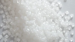 Polymethylmethacrylat im Spritzguss with clear granules demonstrating light transmission and clarity.